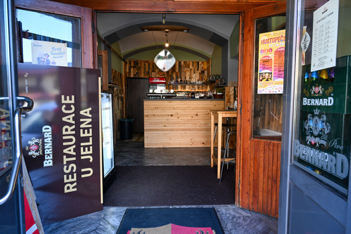 Vchod do restaurace U Jelena.