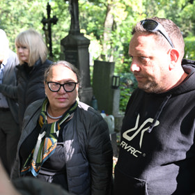 Marie Kottová, sestra Hanky, a její synovec Petr Krampol na uložení urny Jiřího Krampola.