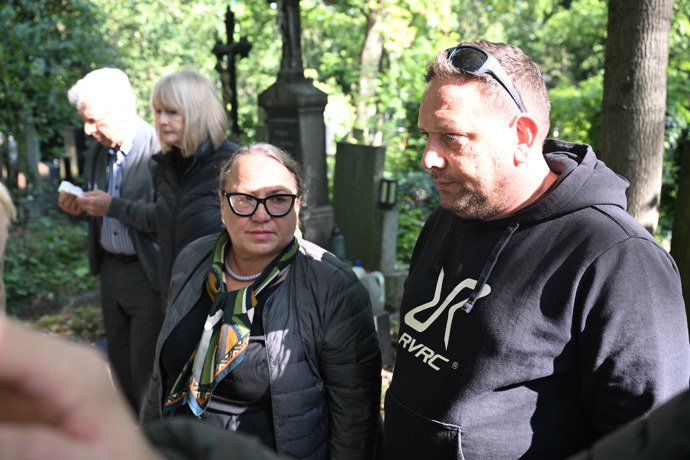 Marie Kottová, sestra Hanky, a její synovec Petr Krampol na uložení urny Jiřího Krampola.