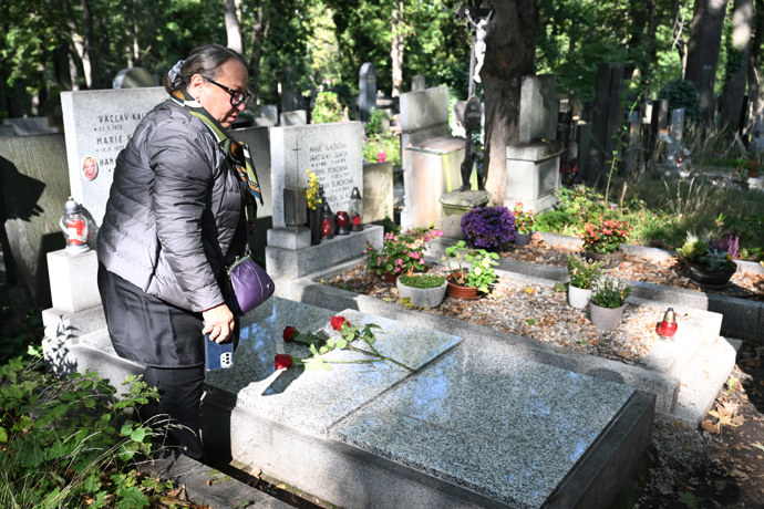 Marie Kottová při uložení urny svého švagra Jiřího Krampola.