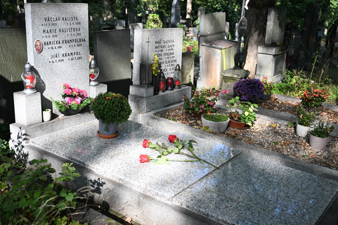Jiří Krampol spočinul v hrobě vedle své milované ženy Haničky.