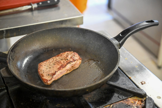 Kvalitní steak vyjde U Jelena na 205 korun. 