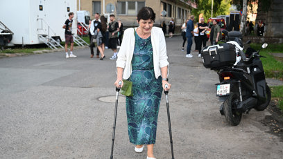 FOTO: Jiřina Hofmanová dorazila o berlích.