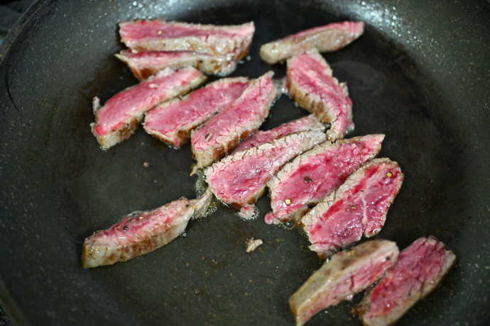 Takhle vypadá steak v jeho řezu, jak také půjde na talíř. 