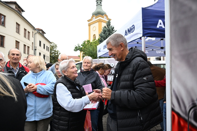 Andrej Babiš se zdraví s příznivci.