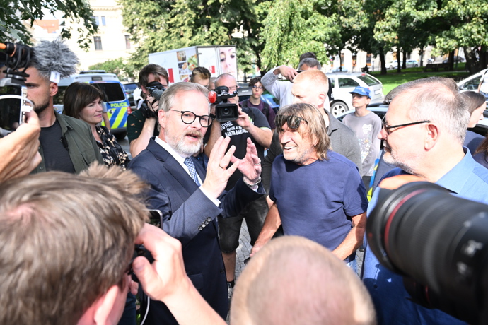Protestní transparenty proti vládě.