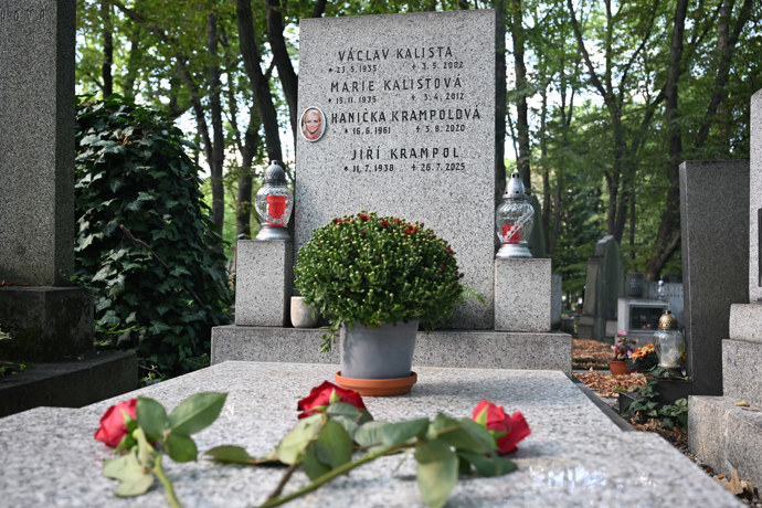 Hrob Jiřího Krampola a jeho ženy Hany.