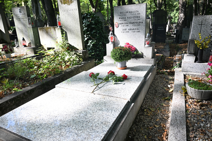 Důstojné místo posledního odpočinku herce Jiřího Krampola.