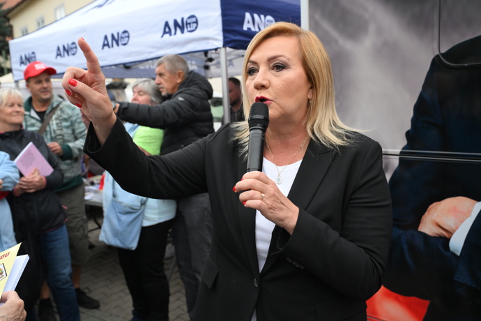 Alena Schillerová na mítinku Andreje Babiše.
