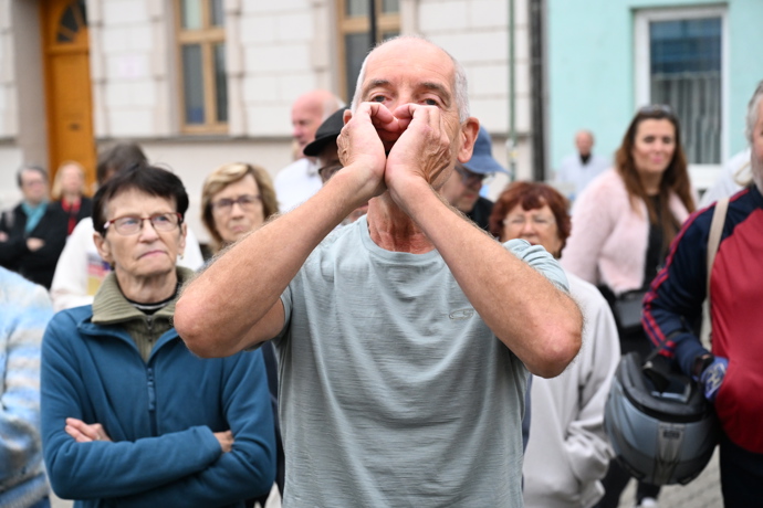 Nespokojenec na Babiše pokřikoval.
