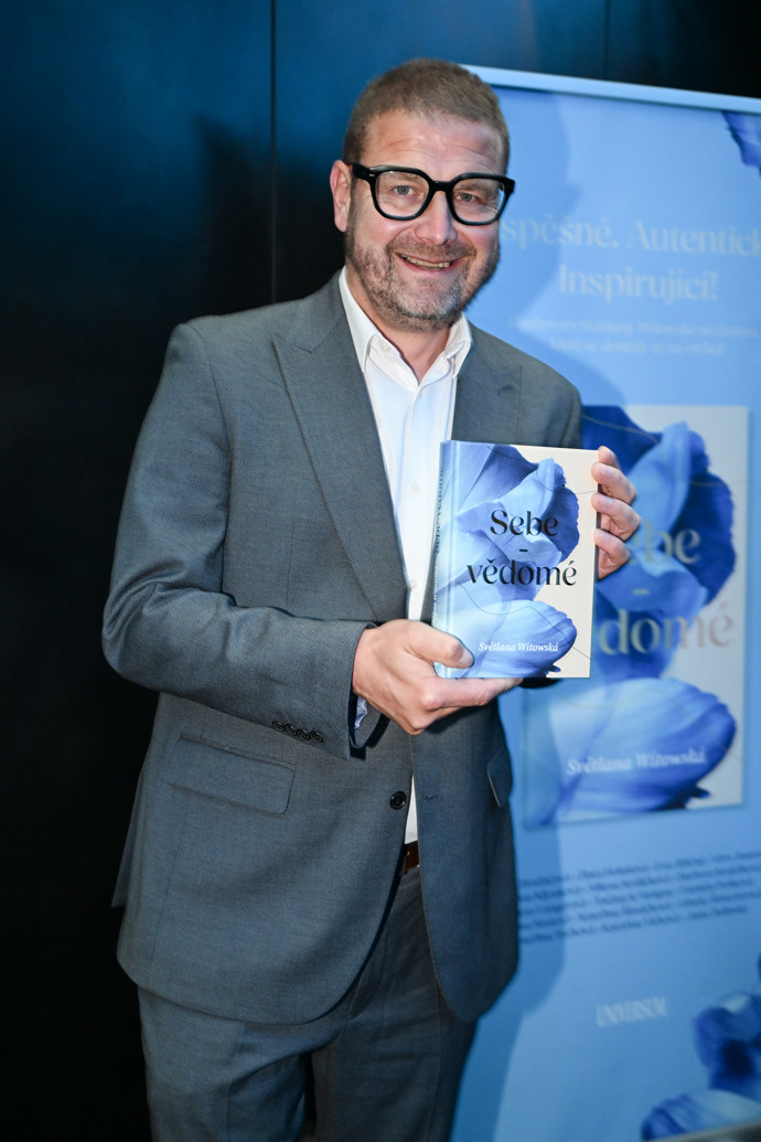Jindřich Šídlo s knihou Světlany Witowské.