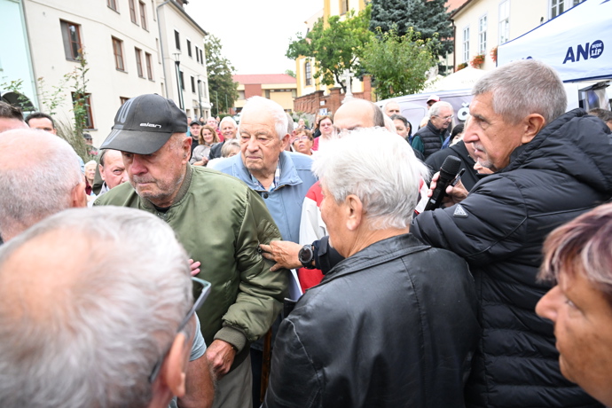 Andrej Babiš reaguje na nespokojeného účastníka mítinku.