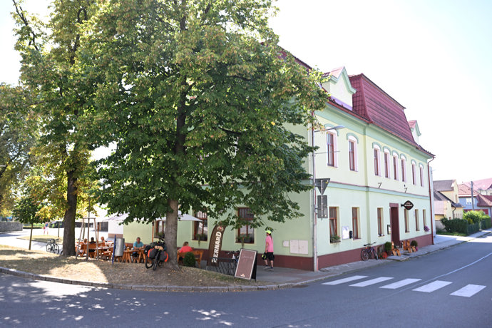 Nechybí ani příjemné letní posezení na zahrádce pod stromy. 