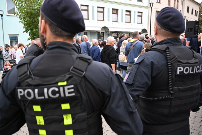 Mítink Andreje Babiše v obležení policistů.