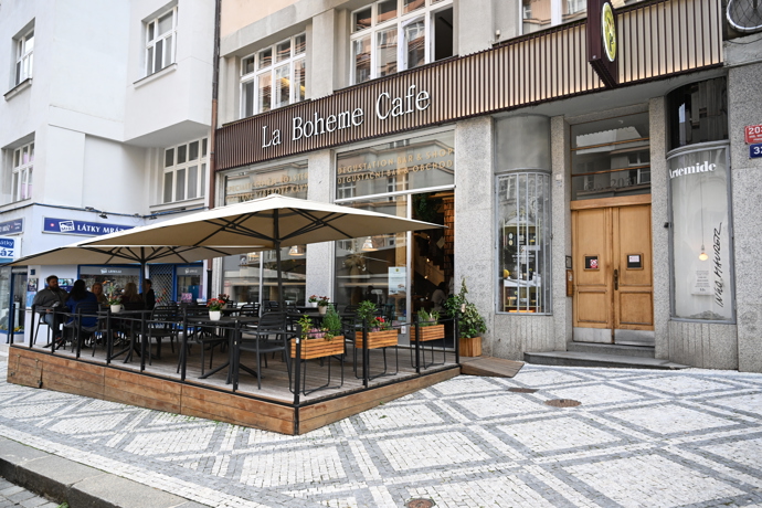 Espressso pak Robert Langdon popíjí v La Bohème Café.