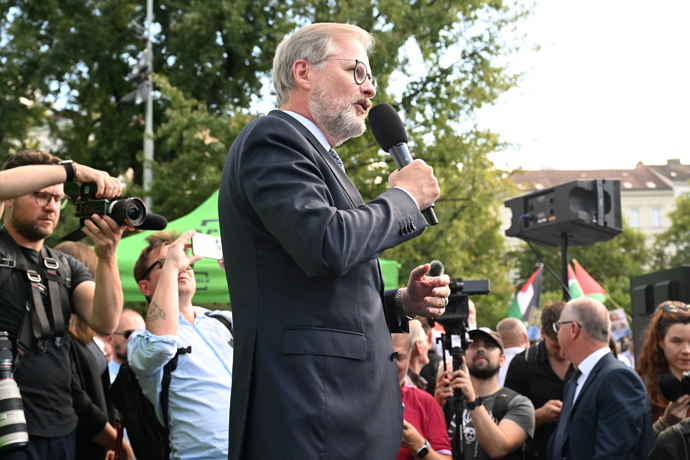 Protestující přehlušovali řečníky.
