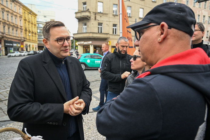 Jan Lipavský se baví s odpůrcem.