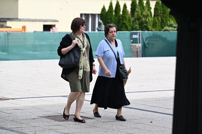 Rodina a přátelé se loučí s Petrem Obdržálkem. Pohřeb probíhá v Malé obřadní síni strašnického krematoria.