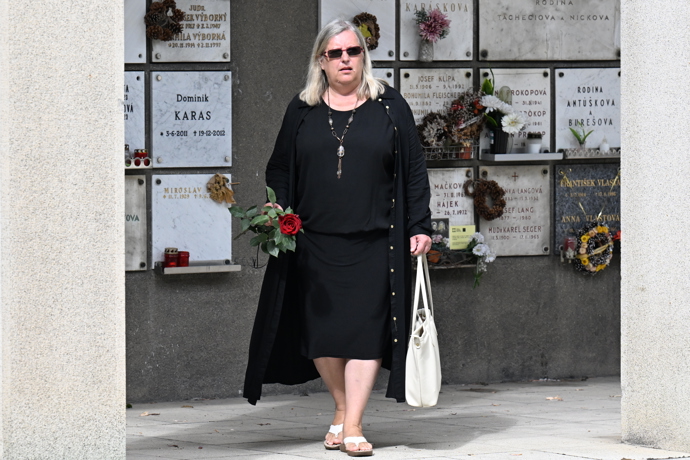 Rodina a přátelé se loučí s Petrem Obdržálkem. Pohřeb probíhá v Malé obřadní síni strašnického krematoria.