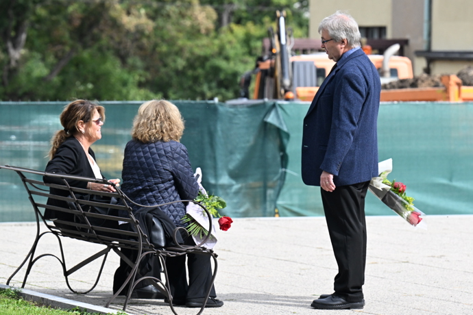 Rodina a přátelé se loučí s Petrem Obdržálkem. Pohřeb probíhá v Malé obřadní síni strašnického krematoria.