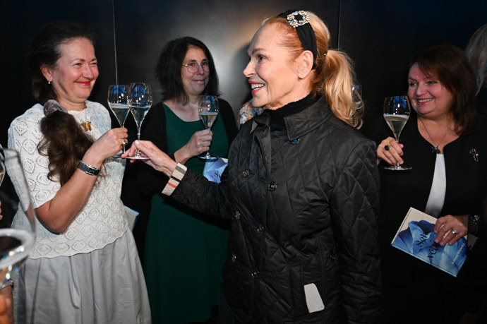 Přípitky na křtu knihy.