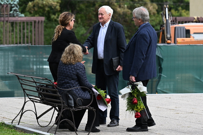 Smuteční hosté se pomalu scházejí před obřadní síní.