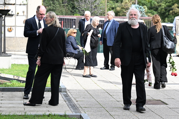 Přátelé a kolegové se přišli naposledy rozloučit s režisérem Petrem Obdržálkem.