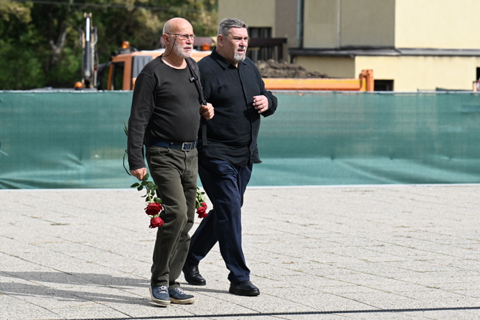 Přátelé a kolegové se přišli naposledy rozloučit s režisérem Petrem Obdržálkem.