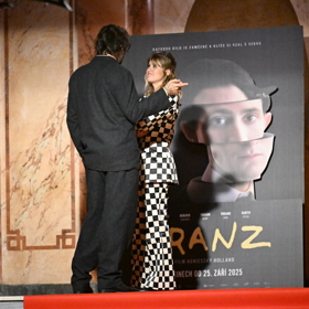 Emma Smetana a její partner Jordan Haj na premiéře filmu Franz. 