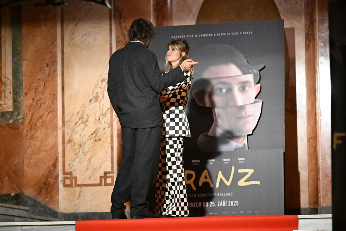 Emma Smetana a její partner Jordan Haj na premiéře filmu Franz. 