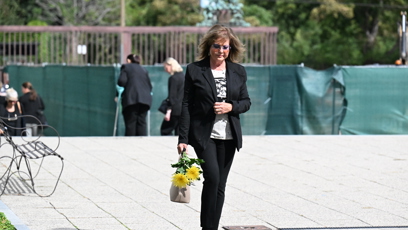 FOTO: Marie Tomsová přinesla žluté květiny.