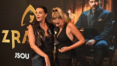 FOTO: Iva Kubelková před focením pomohla své dceři s úpravou outfitu.