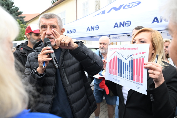 Andrej Babiš vášnivě diskutuje na svém mítinku.