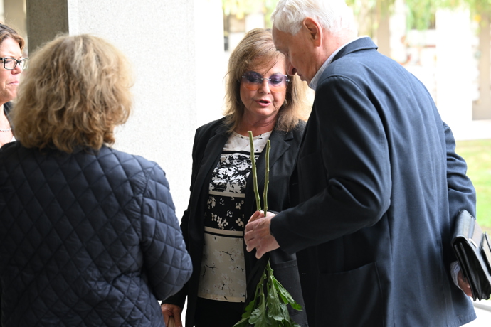 Přátelé a kolegové přišli vyprovodit Petra Obdržálka na jeho poslední cestu. Mezi nimi byla například Marie Tomsová.