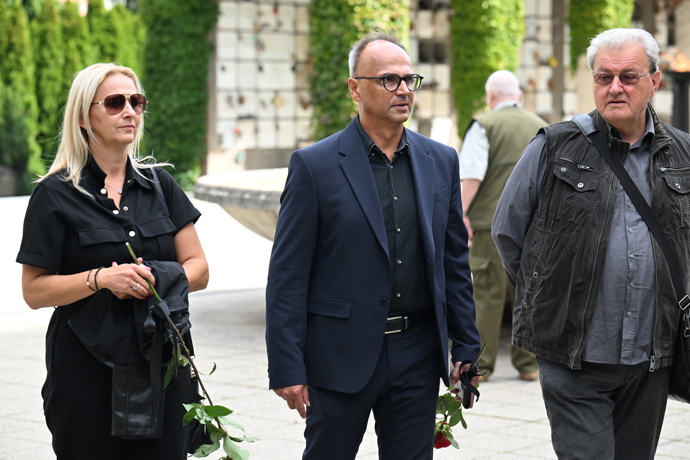 Přátelé a kolegové přišli vyprovodit Petra Obdržálka na jeho poslední cestu.