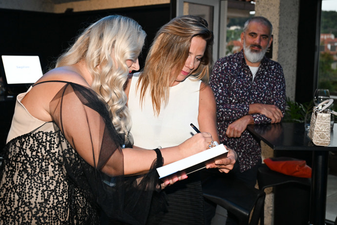 Aneta si nechala knihu podepsat.