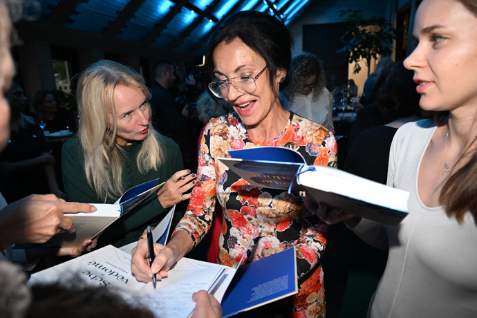 Podepisování knížky.