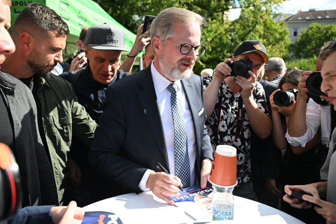 Dav se soustředil kolem pódia.