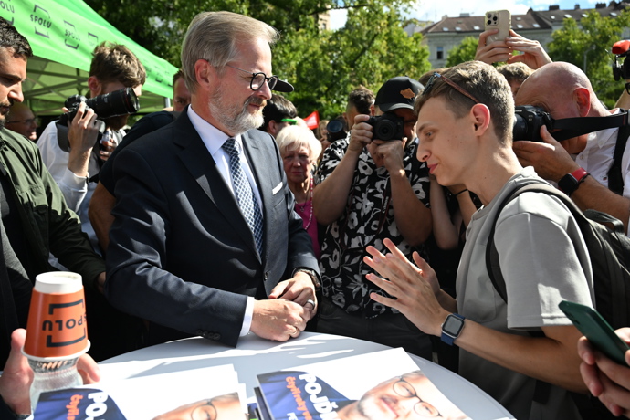 Účastníci pořizovali fotografie a videa.