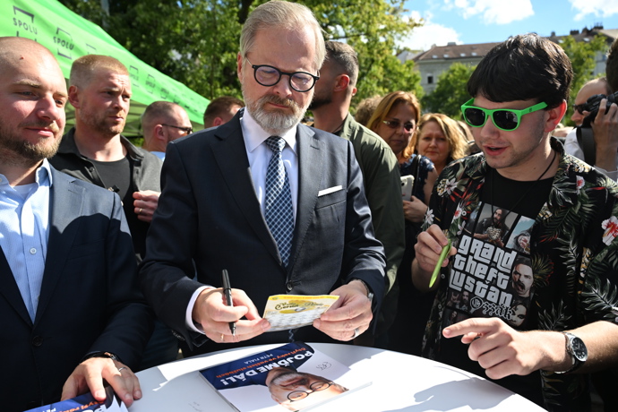 Běžný ruch Prahy doplnila politická akce.