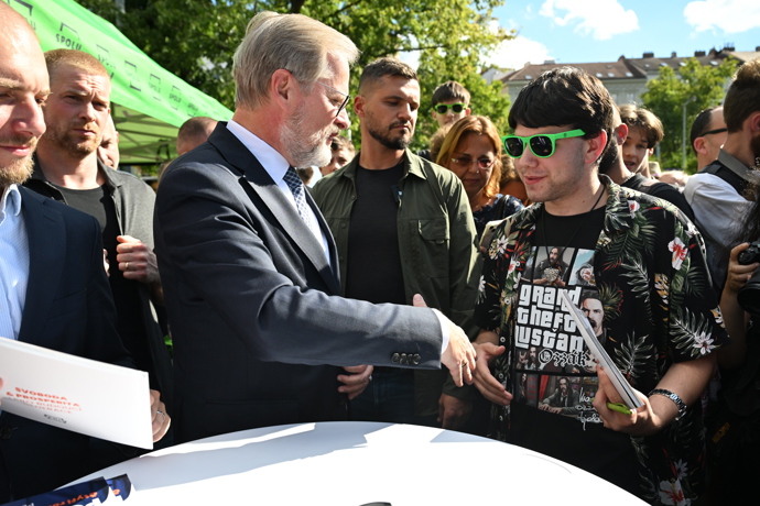 Lidé si přišli poslechnout politiky i projevit názor.