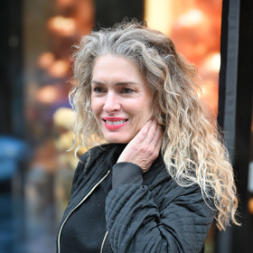 Menzelová sice měla perly v uších, zbytek outfitu ale pojala velmi sportovně. 