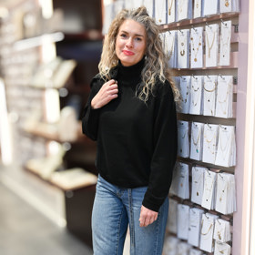 Oblékla džíny, černý rolák a svůj velký úsměv. 