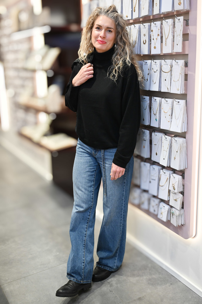 Oblékla džíny, černý rolák a svůj velký úsměv. 