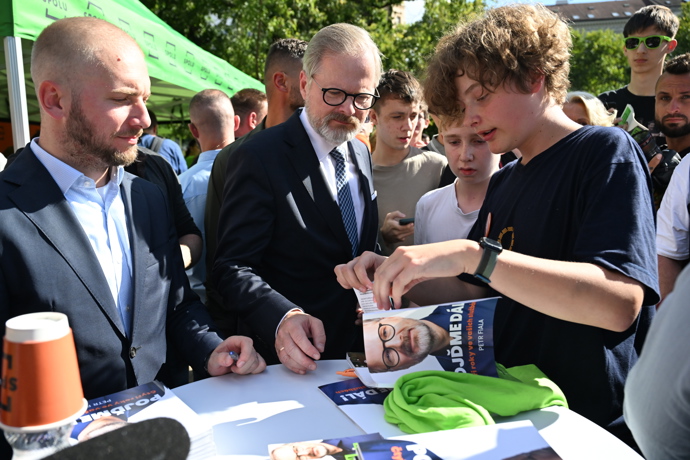Prostor kolem pódia byl obklopen diváky.
