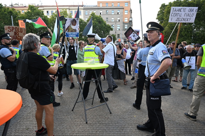 Protest uklidňovala policie.