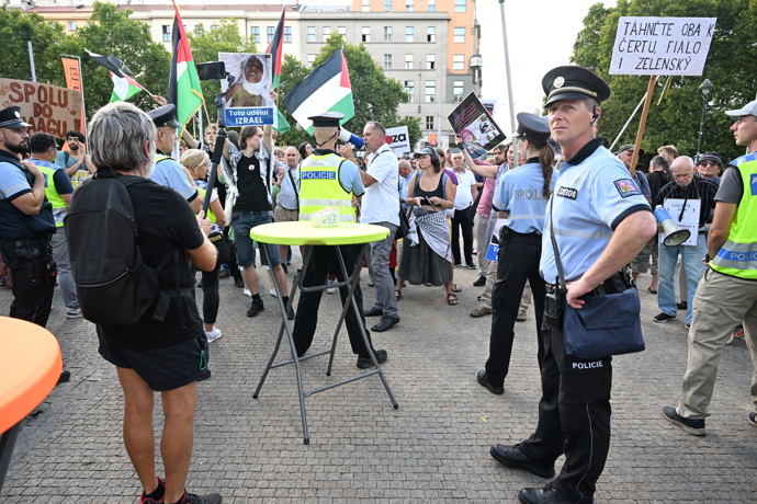 Protest uklidňovala policie.