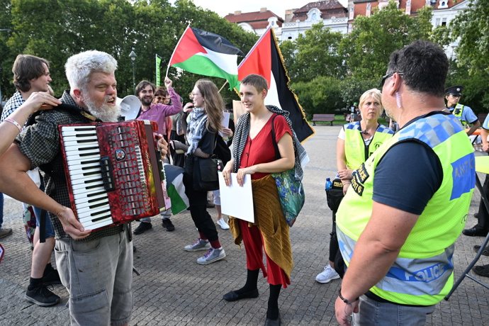 Aktivisté s palestinskými vlajkami.