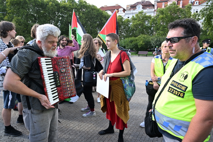 Aktivisté s palestinskými vlajkami.
