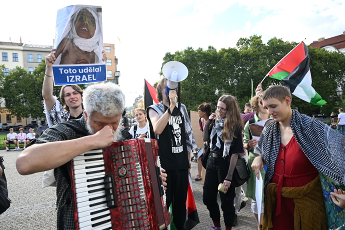 Aktivisté s palestinskými vlajkami.